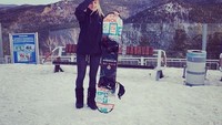 Selain suka sepakbola, sepertinya Ekaterina juga suka bermain snowboard saat sedang liburan (Instagram/@kostyuninaa)