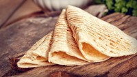 Tortila gandum yang tipis pun bisa jadi pilihan. Selain memiliki karbohidrat yang lebih sedikit, opsi ini menawarkan makanan yang kaya serat. Bisa dipadukan dengan isian sayuran segar juga kok. Foto: ilustrasi/thinkstock