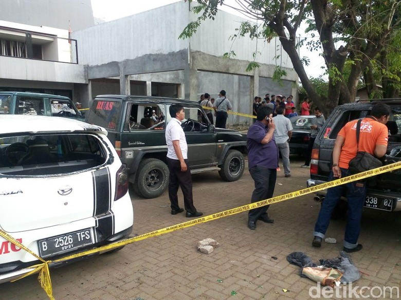 Bentrok Massa di Karawang, 1 Motor Dibakar dan 5 Mobil Rusak Bentrok Massa di Karawang, 1 Motor Dibakar dan 5 Mobil Rusak