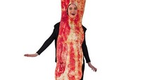 Wah, kostum ini patut dimiliki pencinta bacon. Lembaran daging panggangnya dibuat persis bentuk bacon asli. Foto: Istimewa