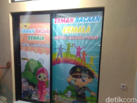 Ruangan baca 'Taman Bacaan Kemala' yang ada di Polsek Johar Baru