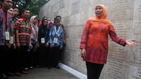 Menteri Sosial Khofifah Indar Parawansa mengajak Mahasiswa penerima beasiswa Lembaga Pengelola Dana Pendidikan untuk mengingat jasa para pahlawan di Taman Makam Pahlawan, Kalibata, Kamis (12/10/2017). Dok. Kemensos.