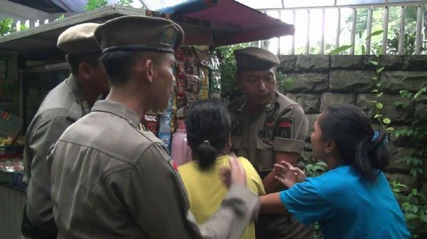 Tangisan-Tak Hafal Pancasila, Begini Penertiban Trotoar di Jaksel