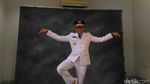 Gaya Bangau Terbang Sandiaga Uno Saat Pemotretan Pakai Baju Wagub