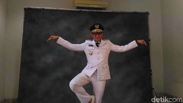 Fitting Baju Dinas, Sandiaga Pamer Jurus Bangau Terbang