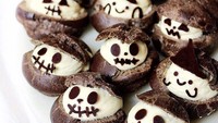 Kue puff berwarna hitam ini adalah buatan Michelle Lu, remaja asal Melbourne yang hobi membuat kue. Ini kue yang ia buat dengan tema halloween. Foto: Instagram sweet_essence