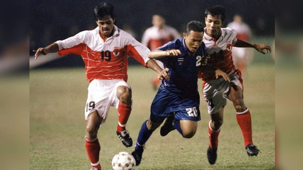 Nuralim (kiri) dan Sugiantoro (kanan) menjadi benteng pertahanan Timnas Indonesia di Piala AFF 1998.