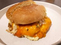7 Speed: Menikmati Tampa Cheese Burger Bersama White Fuel di Kafe Mungil