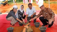 Direktur Consumer Banking BTN Handayani bersama Direktur BPJS Ketenagakerjaan Amran Nasution (kanan), Direktur Utama Lion Group Edward Sirait (kedua kanan) dan Direktur Utama Sarana Global Utama Yuyu Yuhanah (kiri) melakukan pelatakan batu pertama pembangunan perumahan pekerja Lion Residence, di Batam, Kamis (12/10). (dok. Lion Group)