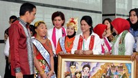 Iriana menerima lukisan dari peserta penyuluhan.