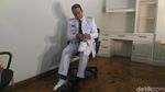 Senyum Semringah Anies Pakai Baju Gubernur DKI