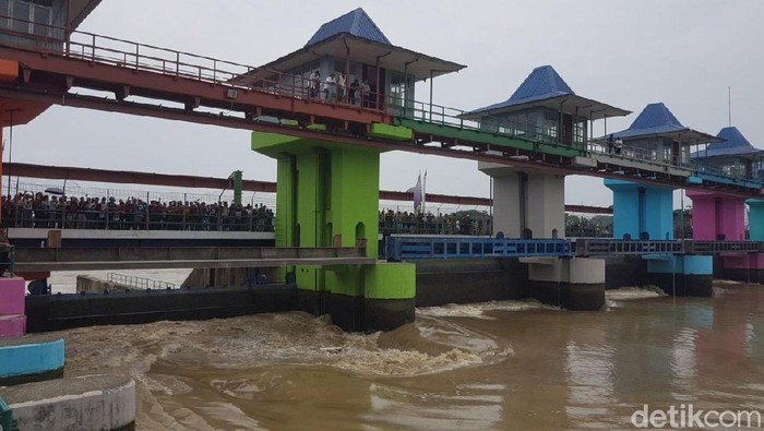 2 Orang Hanyut Saat Bendungan Dikuras di Serang