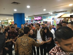Jokowi Jadi Rebutan Pengunjung Mal Palembang Trade Center