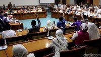 Salah satu calon jemaah First Travel mengatakan DPR harus lebih bertanggungjawab menyampaikan kepada Depag bukan hanya dari sisi finansial saja, tapi juga pengawasan biro-biro perjalanan umrah itu lebih ditingkatkan.