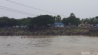 Ketika surut itulah menurutnya warga akan mulai turun ke sungai untuk mencari ikan (Bahtiar Rivai/detikcom)