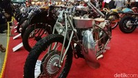Motor Madrasah 01 dipamerkan di Kustomfest 2017. Dedengkot BMS, Ariawan Wijaya, bercerita nama Madrasah 01 diambil dari basis warna motor ini.