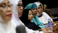 Pantauan detikcom, calon jemaah First Travel menyambangi ruang Komisi VIII, gedung DPR, Senayan, Jakarta, Kamis (12/10/2017) sejak pukul 10.00 WIB.