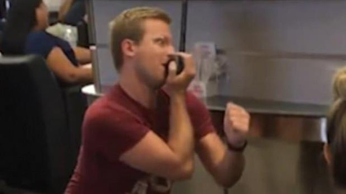 Bosan Delay, Pria Ini Nyanyi Pakai Microphone Staff Bandara