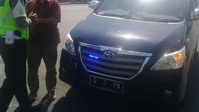 Kendaraan Pribadi Pakai Strobo Tak Perlu Dikasih Jalan
