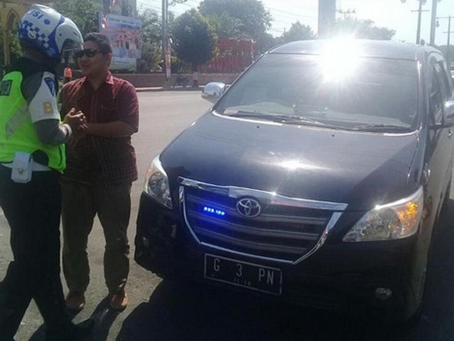 Kendaraan Pribadi Pakai Strobo Tak Perlu Dikasih Jalan