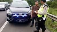 Mereka umumnya memasang rotator atau sirine untuk meminta jalan kepada pengguna jalan yang lain. Istimewa/Instagram/tmcpoldametro.
