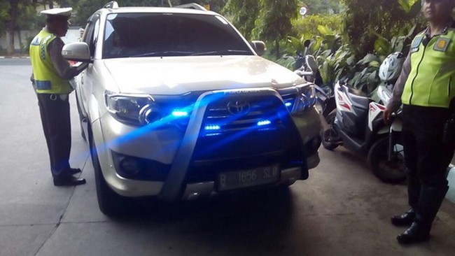 Kendaraan Pribadi Pakai Strobo Tak Perlu Dikasih Jalan
