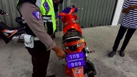 Pelat nomor Thailand di Belitung. Pengendara bisa ditilang jika mengemudikan kendaraan yang tidak dipasangi pelat nomor sesuai aturan. Sanksi yang diberikan adalah hukuman kurungan paling lama dua bulan atau denda maksimal Rp 500.000. Foto: Instagram satlantas_belitung