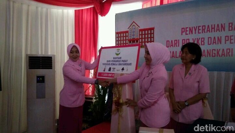 Resmikan Renovasi SMP Bhayangkari, Istri Kapolri: Jangan Tawuran Resmikan Renovasi SMP Bhayangkari, Istri Kapolri: Jangan Tawuran