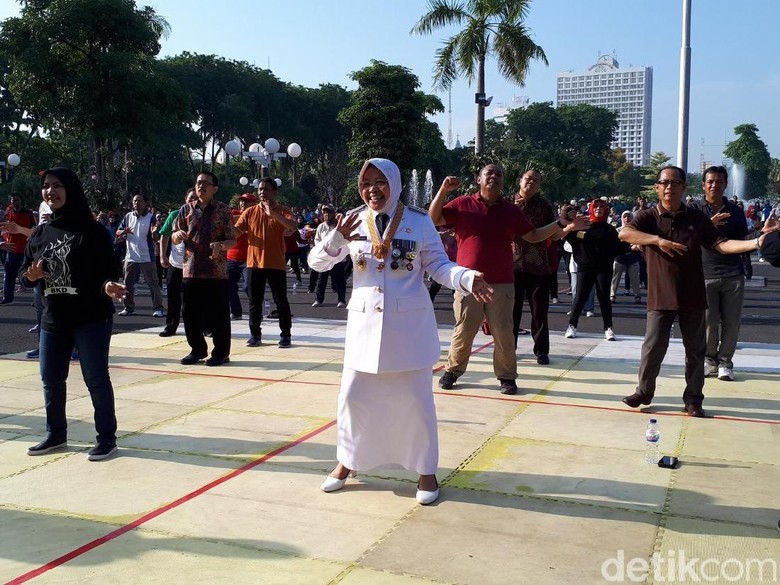 Pakai Baju Dinas Risma Diajak Goyang Peringati HUT 