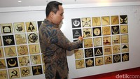 Ketua Asosiasi Museum Indonesia (AMI) yang juga anggota DPR Komisi X Fraksi Demokrat, Putu Supadma Rudana melihat-lihat koleksi museum.