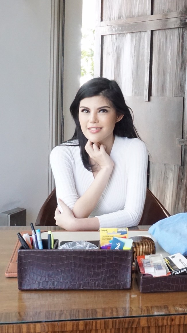 Wanita 25 tahun ini pernah mencicipi bekerja sebagai karyawan di salah satu media yang tergabung dalam perusahaan ayahnya, Mugi Rekso Abadi (MRA) Group. Setelah mendapatkan pengalaman bekerja di media, Dita Soedarjo mulai dipercaya sang ayah untuk memegang Haagen Dazs Indonesia di 2015. Foto: Dok. Arina Yulistara/Wolipop