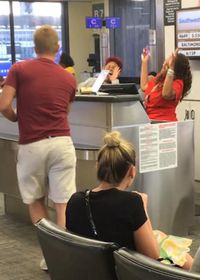 Bosan Delay, Pria Ini Nyanyi Pakai Microphone Staff Bandara