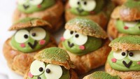 Remaja ini juga membuat kue puff dengan isian cream yang dibentuk keropi berwarna hijau. Foto: Instagram sweet_essence