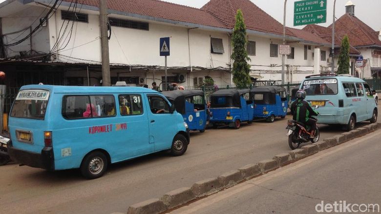 Razia parkir liar atau kendaraan umum yang ngetem sembarangan tidak menimbulkan efek jera. Buktinya, kendaraan umum di depan Stasiun Jatinegara tak kapok dan tetap mangkal.