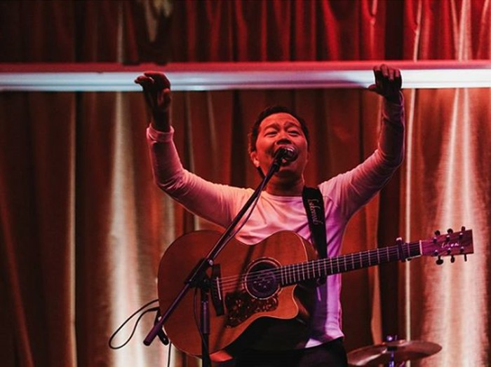 Sandhy Sondoro konser di Inggris.