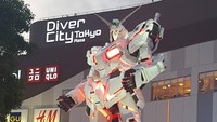 Gundam raksasa ini bisa berubah mode, seperti dari Unicorn Mode dengan tampilan tanduk layaknya unicorn menjadi Destroy Mode di mana tanduknya tampak terbelah menjadi dua dan bagian robot memancarkan warna merah muda (karunamurti/Instagram)