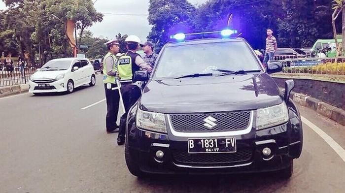 Polda Metro Jaya melakukan razia terhadap kendaraan yang menggunakan rotator atau strobo. Puluhan kendaraan terjaring dalam razia tersebut.
