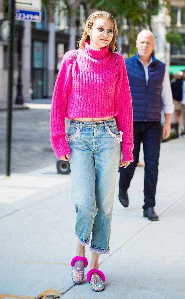 Tampilan mom jeans dibuat lebih feminin oleh Gigi Hadid dengan tambahan ornamen payet. Foto: Ist.