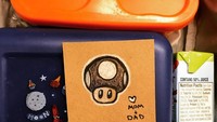 Perhatian sang ayah ini tentunya bisa bikin anak makin semangat ya.