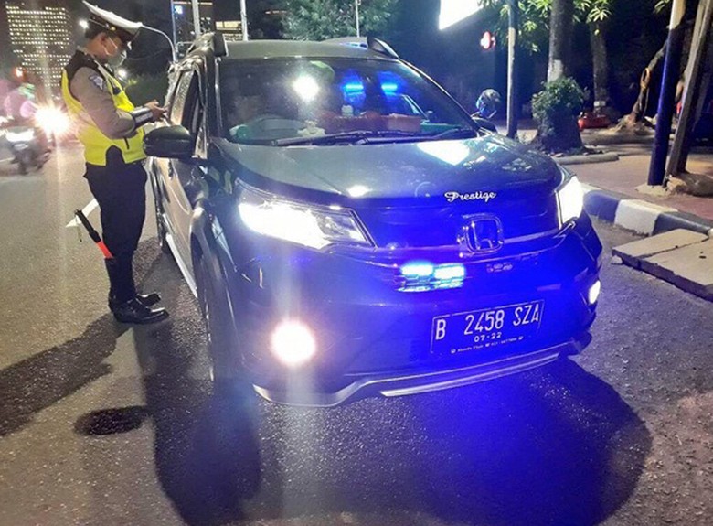 Polisi Tilang Pengendara yang Pasang Strobo pada Mobil. Foto: Istimewa/Instagram/tmcpoldametro. Polisi Tilang Pengendara yang Pasang Strobo pada Mobil. Foto: Istimewa/Instagram/tmcpoldametro.