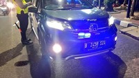 Padahal hanya kendaraan tertentu saja yang boleh menggunakannya seperti petugas patroli, ambulans, pemadam kebakaran, serta aparat penegak hukum. Istimewa/Instagram/tmcpoldametro.