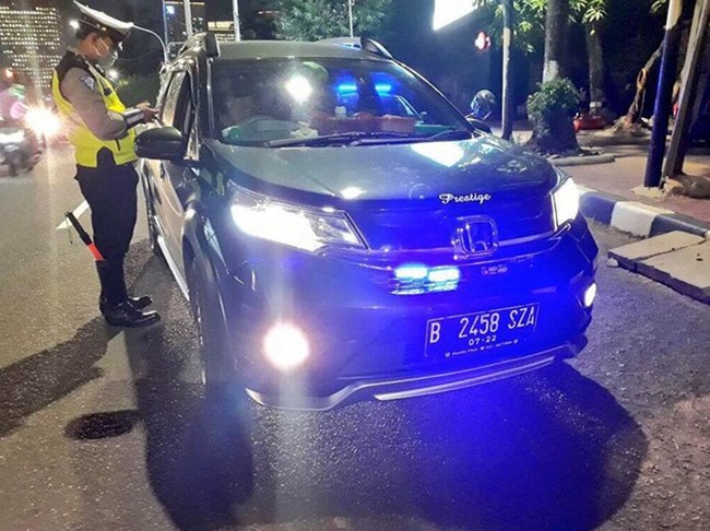 Kendaraan Pribadi Pakai Strobo Tak Perlu Dikasih Jalan