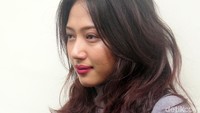 Publik sempat dihebohkan karena wajah cantik dari wanita yang juga berprofesi sebagai novelis itu.