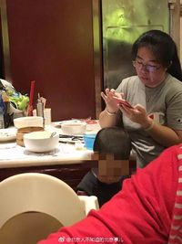 Joroknya! Ibu Ini Suruh Anaknya Pipis di Mangkuk Restoran