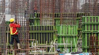 Para pekerja membuat kerangka pondasi Rusunawa Pasar Rumput.
