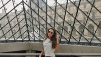 Tak lupa, dia mampir ke Museum Louvre. Gayanya yang santai, tetap memperlihatkan paras cantiknya (Instagram/@kostyuninaa)