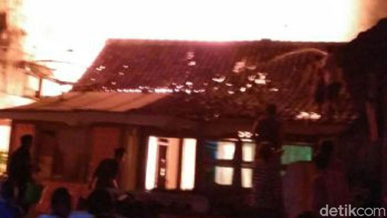 Rumah di Blora Ludes Terbakar Akibat Korsleting Listrik Rumah di Blora Ludes Terbakar Akibat Korsleting Listrik
