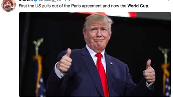 Meme ini menyatakan di bawah kepemimpinan Donald Trump, AS tidak saja keluar dari kesepakatan iklim Paris tapi juga Piala Dunia. Foto: istimewa