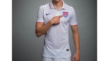 Ini adalah pemain timnas AS Aron Johanson. Aron orang tuanya berasal dari Islandia dan dulu membela timnas Islandia. Tapi karena lahir di Amerika Serikat, ia bisa membela timnas AS dan memutuskan demikian. Sayang, keputusannya itu salah karena justru Islandia sekarang lolos, AS tidak. Foto: istimewa