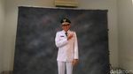 Gaya Bangau Terbang Sandiaga Uno Saat Pemotretan Pakai Baju Wagub